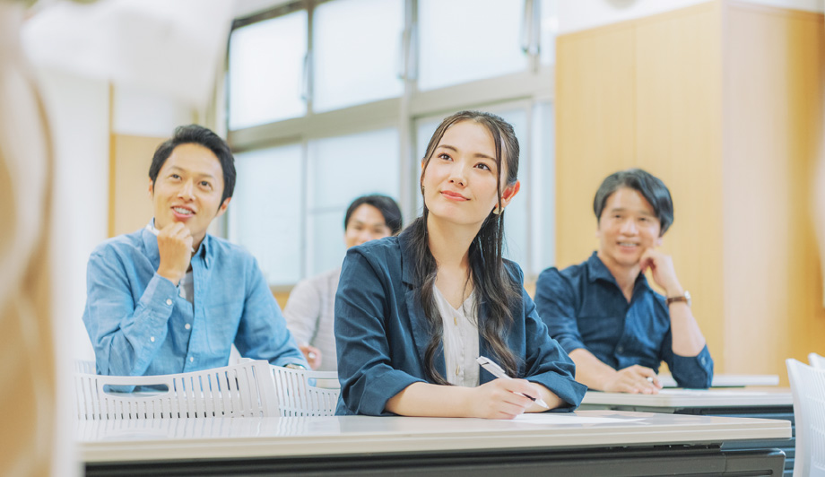 講習会を受講する従業員