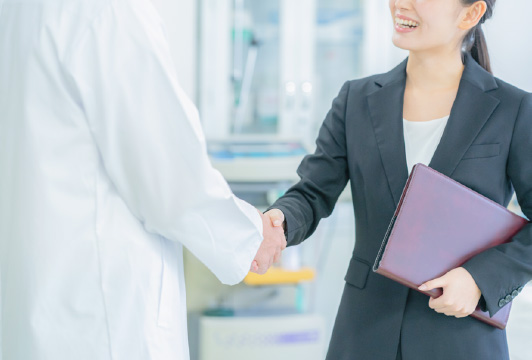 握手する産業医と女性職員